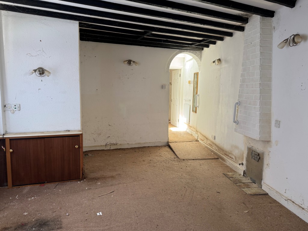 Lot: 179 - LEASEHOLD TOWN CENTRE COTTAGE FOR IMPROVEMENT WITH ADDITIONAL FREEHOLD LAND TO THE REAR - A Reverse View of the Living Room
